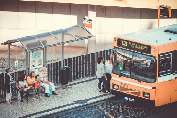 Comment utiliser l'intelligence artificielle pour optimiser la planification des transports publics ?